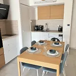 Very Comfortable Air-conditioned 2 With Direct Access And A Free Parking