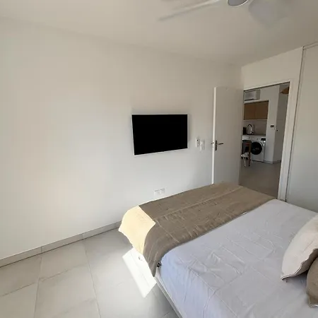 Very Comfortable Air-Conditioned 2 Rooms With Direct Beach Access And A Free Parking *