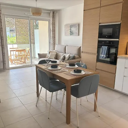 Very Comfortable Air-Conditioned 2 Rooms With Direct Beach Access And A Free Parking