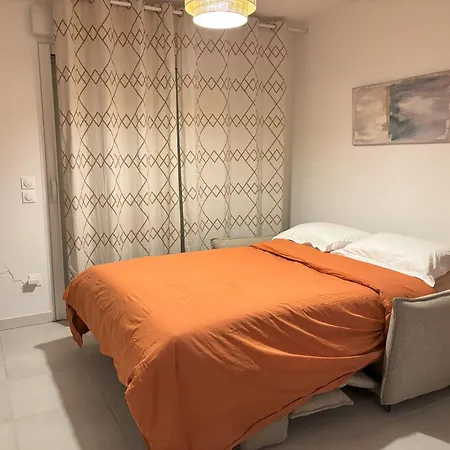 Very Comfortable Air-conditioned 2 With Direct Access And A Free Parking Vias