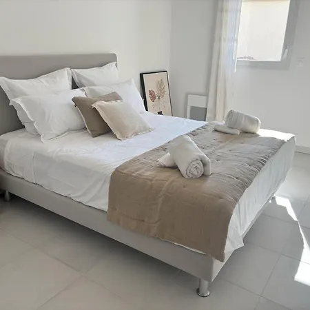 Very Comfortable Air-Conditioned 2 Rooms With Direct Beach Access And A Free Parking