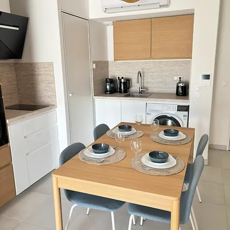 Very Comfortable Air-Conditioned 2 Rooms With Direct Beach Access And A Free Parking
